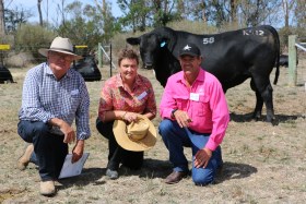 Greg and Sally Chappell, Dulverton Angus, Glen Innes with Tom Gubbins and equal top price bull Te Mania Kilkenny K912