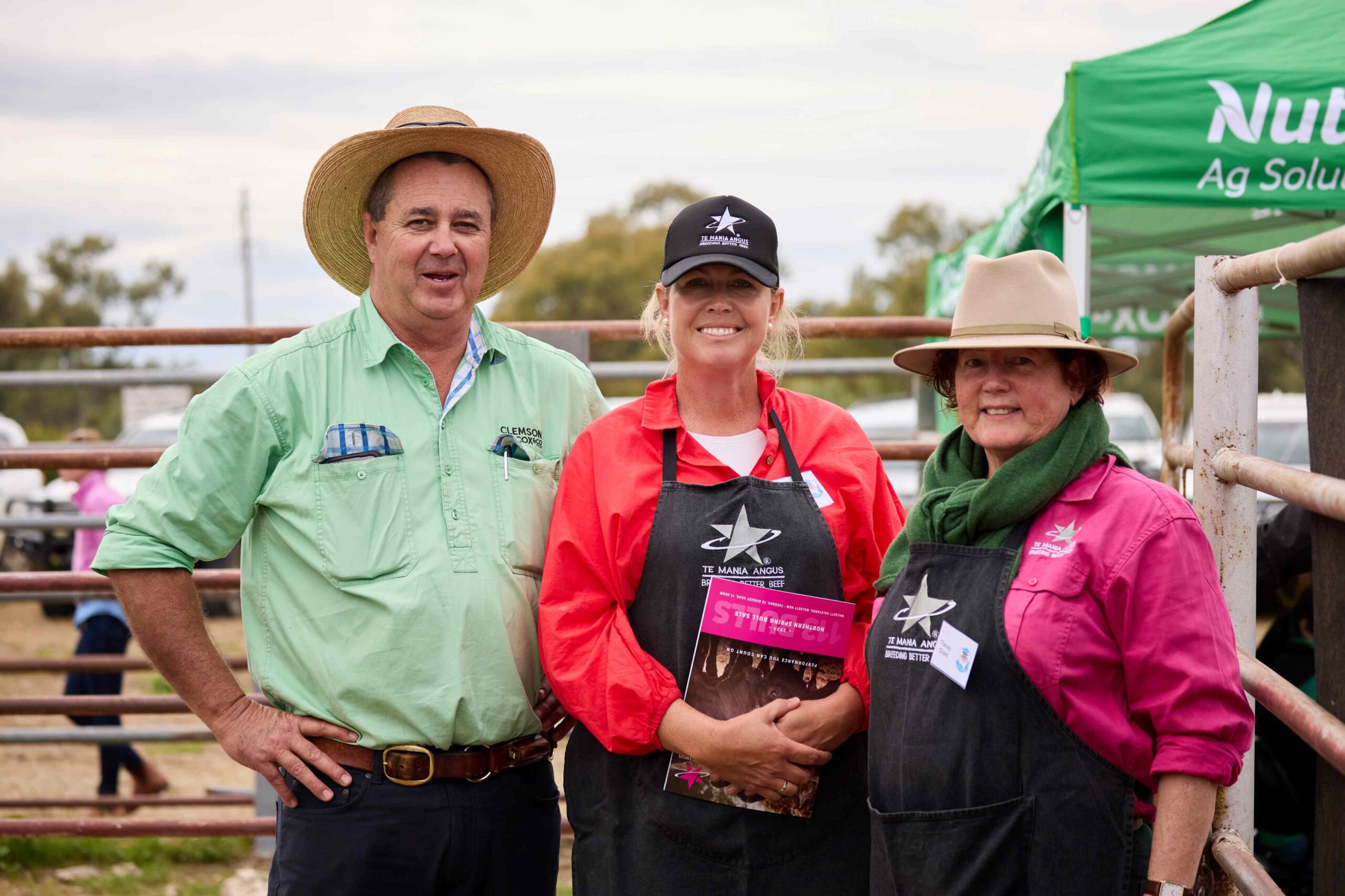 Russell Hiscox, Nutrien Ag Solutions Clemson Hiscox With Belinda Woodham And Tracy Grant From The Icpa Walgett Catering Team.